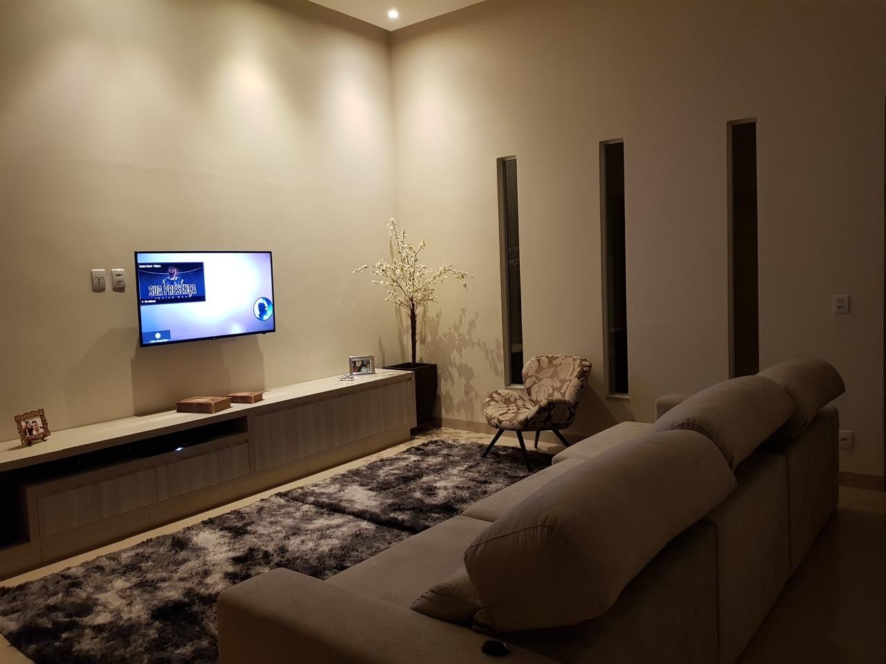 Residência moderna e sofisticada, com alto padrão de acabamento e ambientes amplos