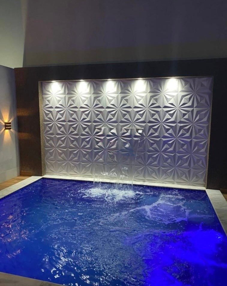 Residência ampla e sofisticada, com excelente padrão de construção e ambientes bem distribuídos