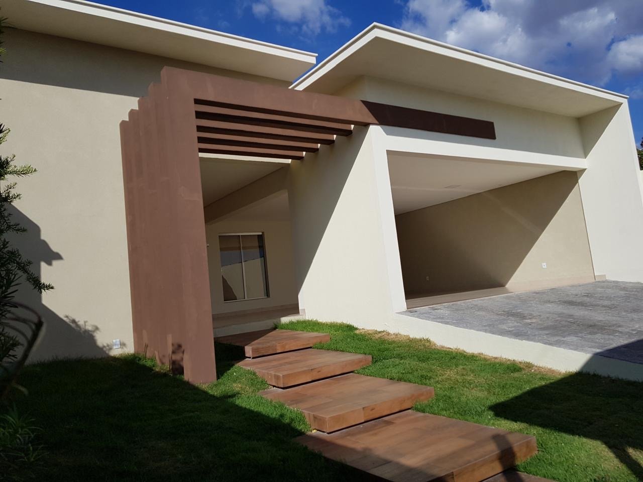 Residência moderna e sofisticada, com alto padrão de acabamento e ambientes amplos