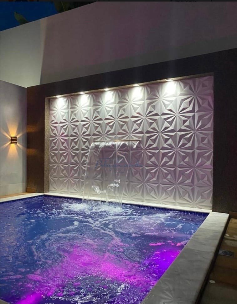 Residência ampla e sofisticada, com excelente padrão de construção e ambientes bem distribuídos